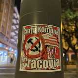 Il secondo sticker � stato lasciato dagli ultras del team polacco KS Cracovia: sulla sua superficie raffigura il simbolo del comunismo sbarrato da un divieto, reminiscenza della liberazione della Polonia dall�Unione Sovietica